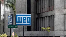 Placa com o logotipo da indústria de equipamentos WEG, na sede do prédio comercial da empresa em São Paulo, SP, Brasil (20/2/2021) | Foto: Shutterstock