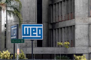 Placa com o logotipo da indústria de equipamentos WEG, na sede do prédio comercial da empresa em São Paulo, SP, Brasil (20/2/2021) | Foto: Shutterstock