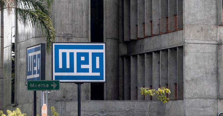 Placa com o logotipo da indústria de equipamentos WEG, na sede do prédio comercial da empresa em São Paulo, SP, Brasil (20/2/2021) | Foto: Shutterstock