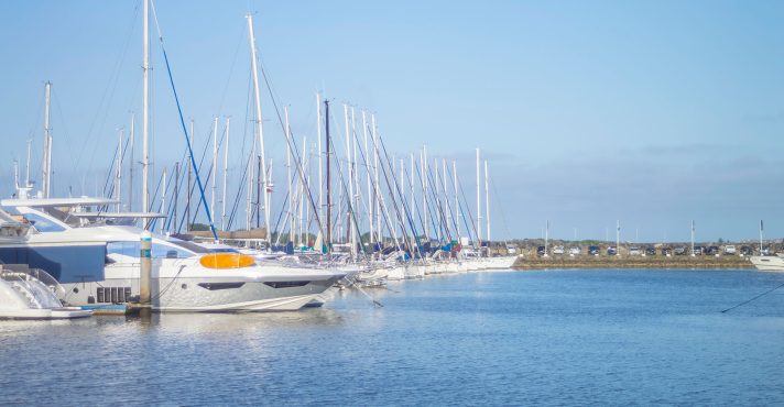 Barcos e iates estacionados na marina da cidade de Itajaí, SC, Brasil - 11/1/2024 | Foto: Shutterstock