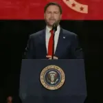 JD Vance, vice-presidente dos EUA, durante discurso no funeral de Charlie Kirk | Foto: Reprodução/YouTube