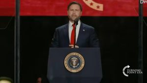 JD Vance, vice-presidente dos EUA, durante discurso no funeral de Charlie Kirk | Foto: Reprodução/YouTube