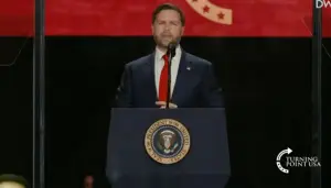 JD Vance, vice-presidente dos EUA, durante discurso no funeral de Charlie Kirk | Foto: Reprodução/YouTube