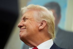 O presidente dos EUA, Donald Trump, reage no dia em que anuncia um acordo com a Pfizer para vender medicamentos a preços mais baixos, no Salão Oval da Casa Branca em Washington, D.C., EUA (30/9/2025) | Foto: Reuters/Ken Cedeno