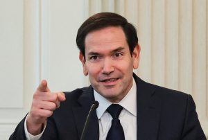 O secretário de Estado dos EUA, Marco Rubio, gesticula enquanto fala durante uma mesa redonda | Foto: Reuters/Evelyn Hockstein