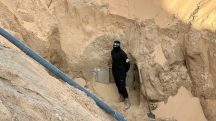 Um terrorista do Hamas durante busca por corpos de reféns israelenses assassinados, sequestrados pelo Hamas durante o ataque de 7 de outubro de 2023 - 28/10/2025 | Foto: Haseeb Alwazeer/Reuters