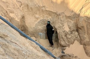 Um terrorista do Hamas durante busca por corpos de reféns israelenses assassinados, sequestrados pelo Hamas durante o ataque de 7 de outubro de 2023 - 28/10/2025 | Foto: Haseeb Alwazeer/Reuters