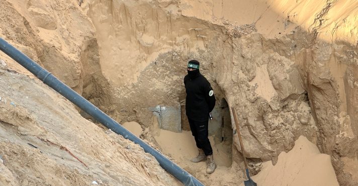 Um terrorista do Hamas durante busca por corpos de reféns israelenses assassinados, sequestrados pelo Hamas durante o ataque de 7 de outubro de 2023 - 28/10/2025 | Foto: Haseeb Alwazeer/Reuters