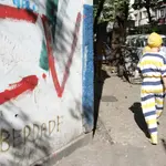 Popular passa diante de muro pichado com as iniciais do Comando Vermelho | Foto: Alaor Filho/Estadão Conteúdo crime