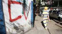 Popular passa diante de muro pichado com as iniciais do Comando Vermelho | Foto: Alaor Filho/Estadão Conteúdo crime