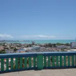 Região central de Maceió, capital de Alagoas, em referência à nota sobre turismo, segundo o IBGE
