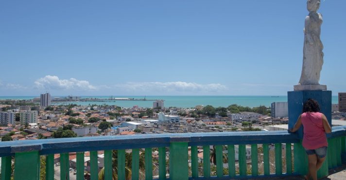 Região central de Maceió, capital de Alagoas, em referência à nota sobre turismo, segundo o IBGE