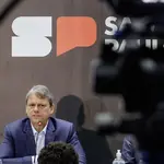 Tarcísio de Freitas realiza coletiva de imprensa para tratar da crise do metanol em SP