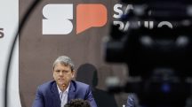Tarcísio de Freitas realiza coletiva de imprensa para tratar da crise do metanol em SP
