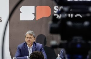 Tarcísio de Freitas realiza coletiva de imprensa para tratar da crise do metanol em SP