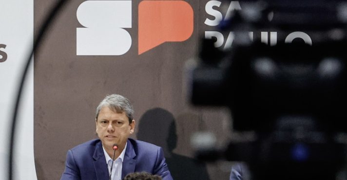Tarcísio de Freitas realiza coletiva de imprensa para tratar da crise do metanol em SP