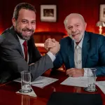 À esquerda, Guilherme Boulos; à direita, Luiz Inácio Lula da Silva