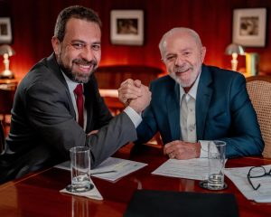 À esquerda, Guilherme Boulos; à direita, Luiz Inácio Lula da Silva