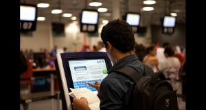 Passageiro faz check-in no Terminal 1 do Aeroporto de Guarulhos, na Grande São Paulo | Foto: Divulgação/GRU Airport