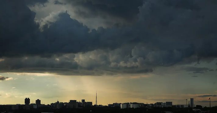 Meteorologistas chamam a atenção para o alto volume de chuvas e tempestades no Rio Grande do Sul | Foto: Marcello Casal Jr/Agência Brasil tempestades