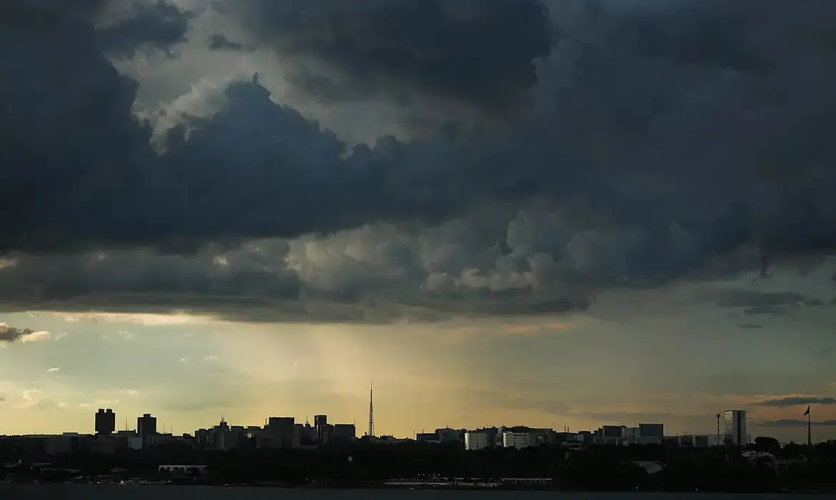 Meteorologistas chamam a atenção para o alto volume de chuvas e tempestades no Rio Grande do Sul | Foto: Marcello Casal Jr/Agência Brasil tempestades