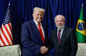 Os presidentes Donald Tump (EUA) e Lula da Silva, durante encontro nesta segunda-feira, 27, na Malásia | Foto: Reprodução/Twitter/X