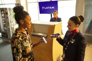 Serviço de embarque da Latam no Aeroporto de Guarulhos | Foto: Divulgação/Latam