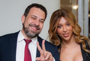 Erika Hilton usa cinto de R$ 5 mil ao parabenizar Boulos por novo cargo