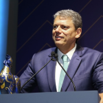 O governador de São Paulo, Tarcísio de Freitas, na premiação da Câmara de Comércio Brasil-França | Foto: Reprodução/Instagram/sp.fr