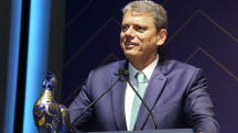 O governador de São Paulo, Tarcísio de Freitas, na premiação da Câmara de Comércio Brasil-França | Foto: Reprodução/Instagram/sp.fr