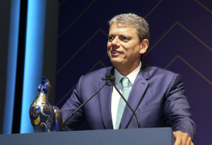 O governador de São Paulo, Tarcísio de Freitas, na premiação da Câmara de Comércio Brasil-França | Foto: Reprodução/Instagram/sp.fr