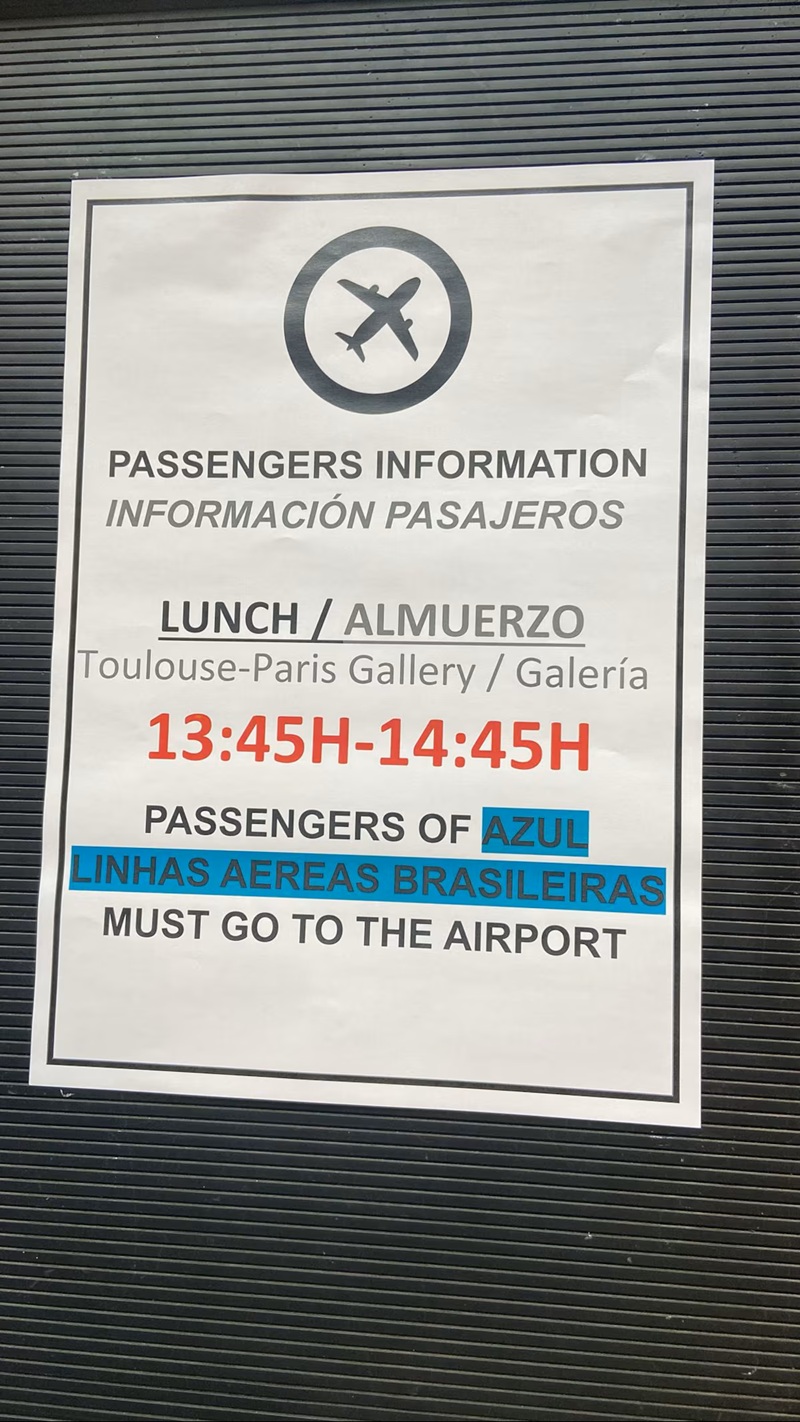Cartaz em hotel manda passageiros da Azul voltarem ao aeroporto