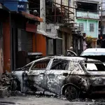 Pesquisa - carro incendiado em área que se assemelha a uma zona de guerra no Rio de Janeiro | Foto: Reprodução/Twitter/X