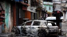 Pesquisa - carro incendiado em área que se assemelha a uma zona de guerra no Rio de Janeiro | Foto: Reprodução/Twitter/X