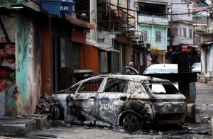 Pesquisa - carro incendiado em área que se assemelha a uma zona de guerra no Rio de Janeiro | Foto: Reprodução/Twitter/X