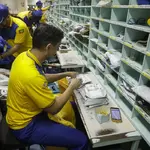 Funcionário dos Correios faz separação manual de correspondência | Foto: Joédson Alves/Agência Brasil
