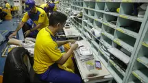 Funcionário dos Correios faz separação manual de correspondência | Foto: Joédson Alves/Agência Brasil