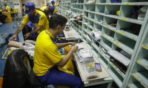 Funcionário dos Correios faz separação manual de correspondência | Foto: Joédson Alves/Agência Brasil