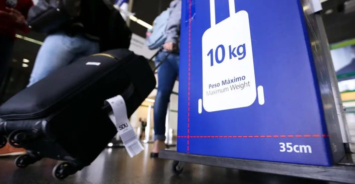 Anac Equipamento em aeroporto informa passageiros sobre limites para embarque com bagagem de mão | Foto: Marcelo Camargo/Agência Brasil