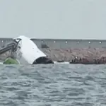 Destroços do avião no mar, em Hong Kong
