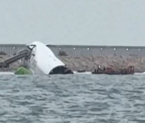 Destroços do avião no mar, em Hong Kong
