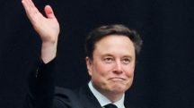 O CEO da Tesla, Elon Musk, em uma cerimônia em memória do ativista conservador Charlie Kirk, no Estádio State Farm, em Glendale, Arizona - 21/9/2025 | Foto: Daniel Cole/Reuters