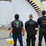 Agentes de fiscalização observam tanque de armazenamento de combustível | Foto: Divulgação/PF