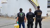 Agentes de fiscalização observam tanque de armazenamento de combustível | Foto: Divulgação/PF