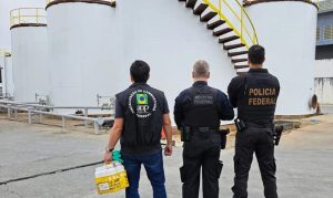 Agentes de fiscalização observam tanque de armazenamento de combustível | Foto: Divulgação/PF
