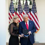 Erika, viúva de Charlie Kirk, recebe Medalha Presidencial da Liberdade de Donald Trump - 14/10/2025 | Foto: Reprodução/White House