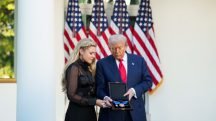 Erika, viúva de Charlie Kirk, recebe Medalha Presidencial da Liberdade de Donald Trump - 14/10/2025 | Foto: Reprodução/White House