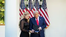 Erika, viúva de Charlie Kirk, recebe Medalha Presidencial da Liberdade de Donald Trump - 14/10/2025 | Foto: Reprodução/White House