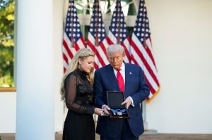 Erika, viúva de Charlie Kirk, recebe Medalha Presidencial da Liberdade de Donald Trump - 14/10/2025 | Foto: Reprodução/White House
