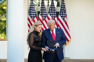 Erika, viúva de Charlie Kirk, recebe Medalha Presidencial da Liberdade de Donald Trump - 14/10/2025 | Foto: Reprodução/White House